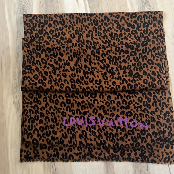 COPY - LOUIS VUITTON
Brown Cashmere/Silk Stephen Sprouse Leopard Stole Scarf - Picture 3 of 3